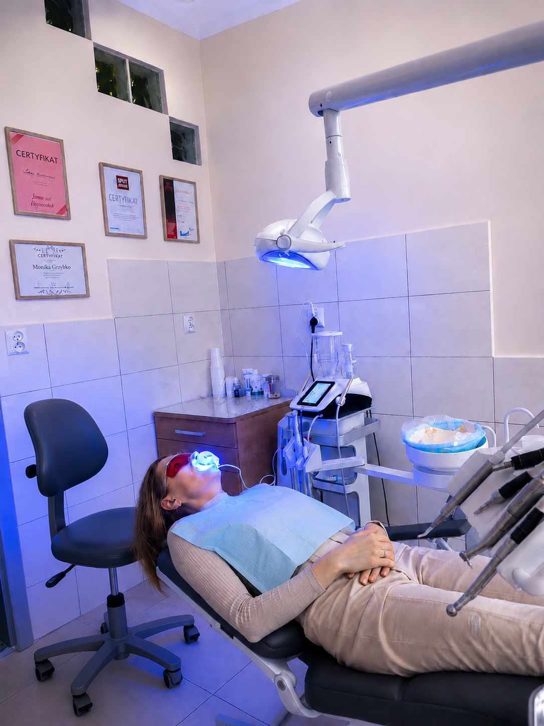 Zabieg wybielania zębów lampą w gabinecie DentMedica